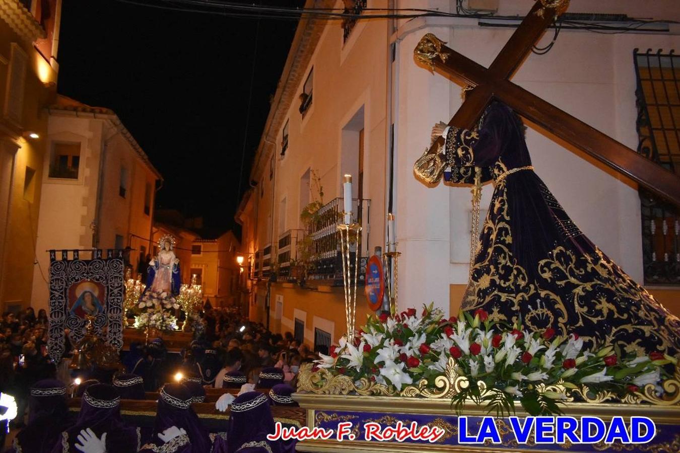 En la noche del Viernes de Dolores, la imagen de Nuestra Señora de los Dolores (azules) salió desde la antigua iglesia de La Compañía para recorrer las calles de «La Carrera», a su paso por la parroquia de El Salvador, el Cristo de los Voluntarios espera en la puerta principal del templo el paso de la procesión; en la ermita de Santa Elena, tuvo lugar el encuentro con Nuestro Padre Jesús (morados), y al llegar a la iglesia de La Concepción, con el Cristo del Prendimiento (colorados). 