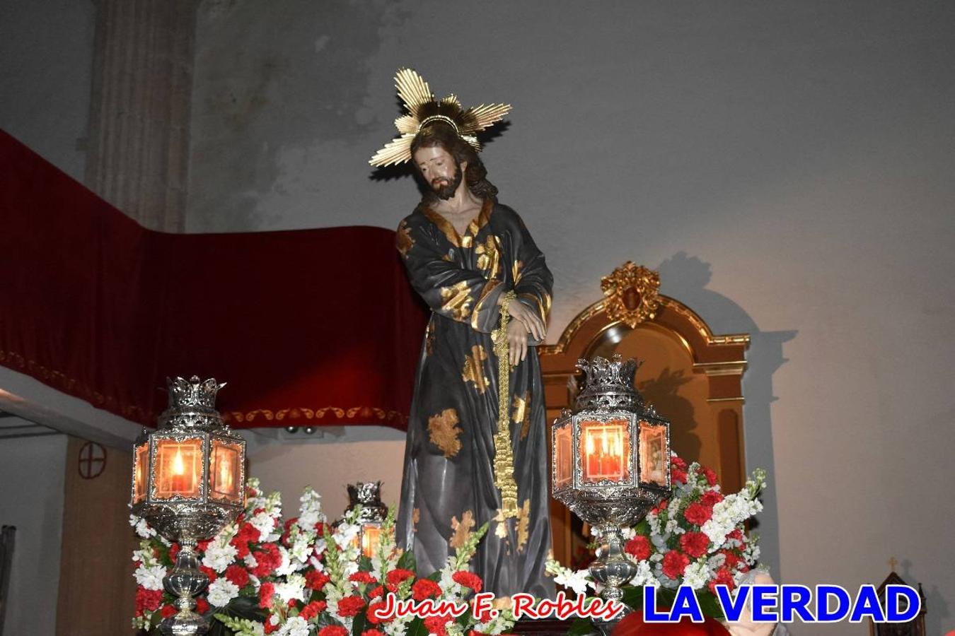 En la noche del Viernes de Dolores, la imagen de Nuestra Señora de los Dolores (azules) salió desde la antigua iglesia de La Compañía para recorrer las calles de «La Carrera», a su paso por la parroquia de El Salvador, el Cristo de los Voluntarios espera en la puerta principal del templo el paso de la procesión; en la ermita de Santa Elena, tuvo lugar el encuentro con Nuestro Padre Jesús (morados), y al llegar a la iglesia de La Concepción, con el Cristo del Prendimiento (colorados). 