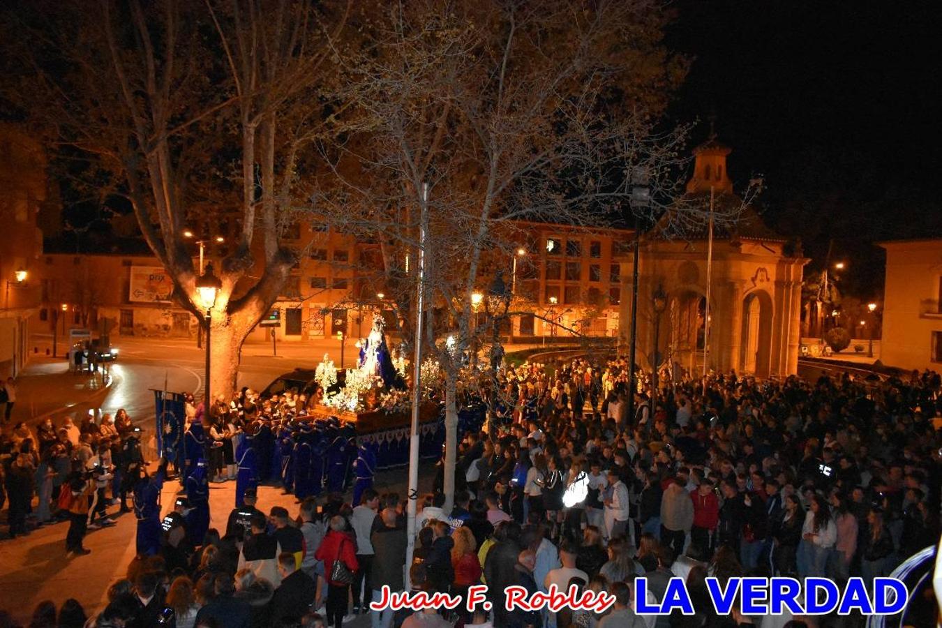 En la noche del Viernes de Dolores, la imagen de Nuestra Señora de los Dolores (azules) salió desde la antigua iglesia de La Compañía para recorrer las calles de «La Carrera», a su paso por la parroquia de El Salvador, el Cristo de los Voluntarios espera en la puerta principal del templo el paso de la procesión; en la ermita de Santa Elena, tuvo lugar el encuentro con Nuestro Padre Jesús (morados), y al llegar a la iglesia de La Concepción, con el Cristo del Prendimiento (colorados). 