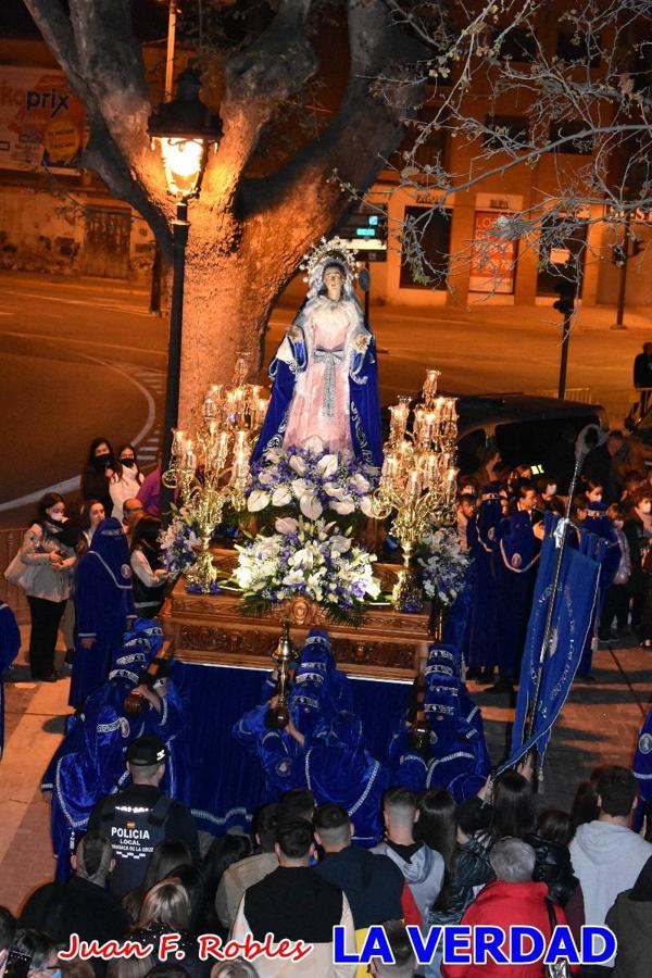 En la noche del Viernes de Dolores, la imagen de Nuestra Señora de los Dolores (azules) salió desde la antigua iglesia de La Compañía para recorrer las calles de «La Carrera», a su paso por la parroquia de El Salvador, el Cristo de los Voluntarios espera en la puerta principal del templo el paso de la procesión; en la ermita de Santa Elena, tuvo lugar el encuentro con Nuestro Padre Jesús (morados), y al llegar a la iglesia de La Concepción, con el Cristo del Prendimiento (colorados). 