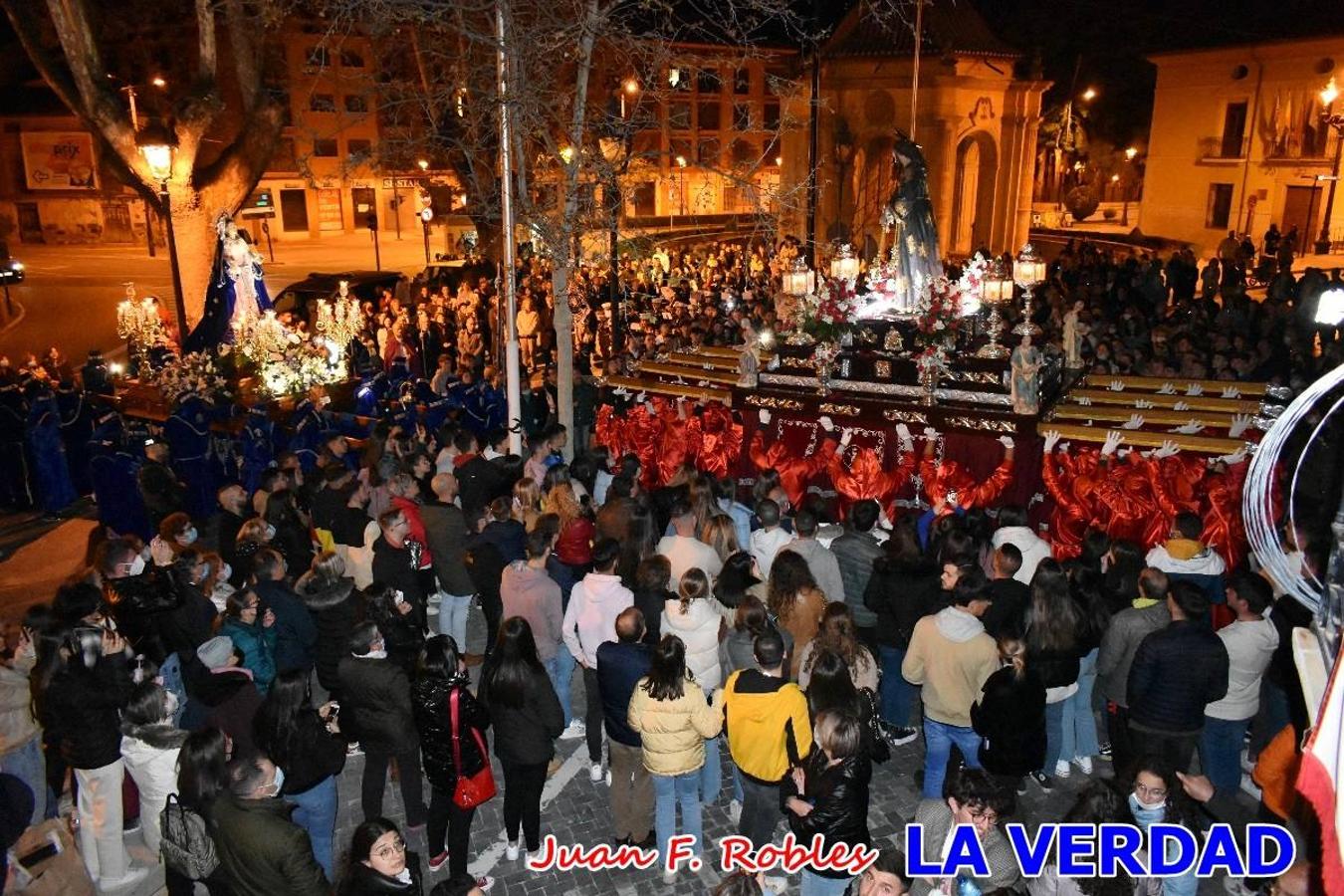 En la noche del Viernes de Dolores, la imagen de Nuestra Señora de los Dolores (azules) salió desde la antigua iglesia de La Compañía para recorrer las calles de «La Carrera», a su paso por la parroquia de El Salvador, el Cristo de los Voluntarios espera en la puerta principal del templo el paso de la procesión; en la ermita de Santa Elena, tuvo lugar el encuentro con Nuestro Padre Jesús (morados), y al llegar a la iglesia de La Concepción, con el Cristo del Prendimiento (colorados). 