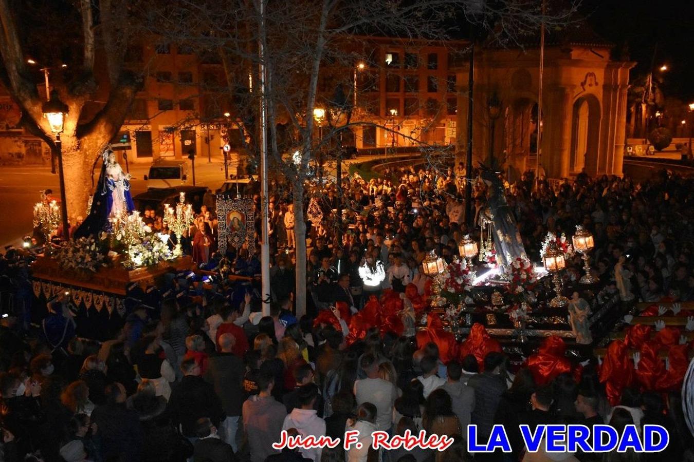 En la noche del Viernes de Dolores, la imagen de Nuestra Señora de los Dolores (azules) salió desde la antigua iglesia de La Compañía para recorrer las calles de «La Carrera», a su paso por la parroquia de El Salvador, el Cristo de los Voluntarios espera en la puerta principal del templo el paso de la procesión; en la ermita de Santa Elena, tuvo lugar el encuentro con Nuestro Padre Jesús (morados), y al llegar a la iglesia de La Concepción, con el Cristo del Prendimiento (colorados). 