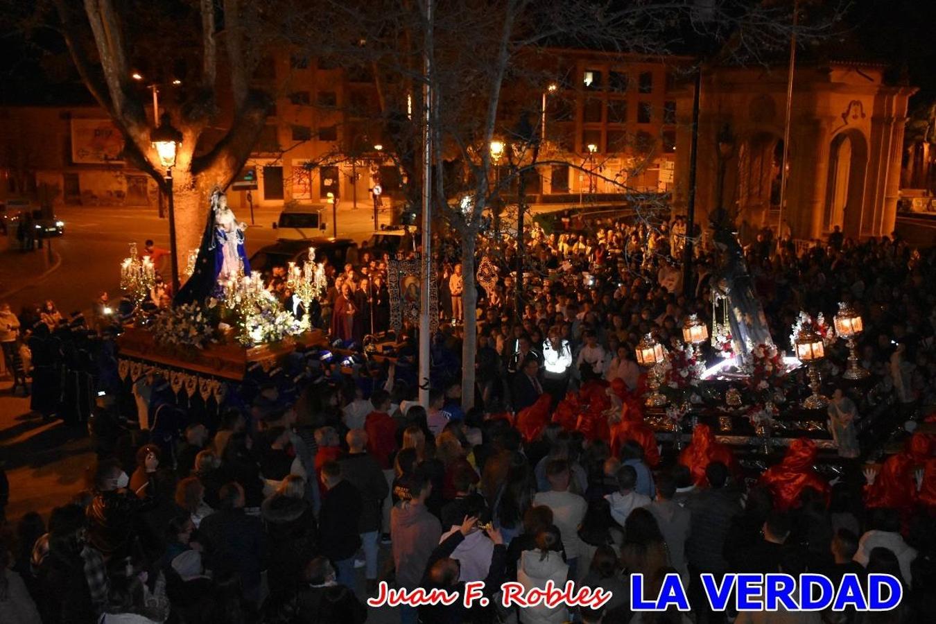 En la noche del Viernes de Dolores, la imagen de Nuestra Señora de los Dolores (azules) salió desde la antigua iglesia de La Compañía para recorrer las calles de «La Carrera», a su paso por la parroquia de El Salvador, el Cristo de los Voluntarios espera en la puerta principal del templo el paso de la procesión; en la ermita de Santa Elena, tuvo lugar el encuentro con Nuestro Padre Jesús (morados), y al llegar a la iglesia de La Concepción, con el Cristo del Prendimiento (colorados). 