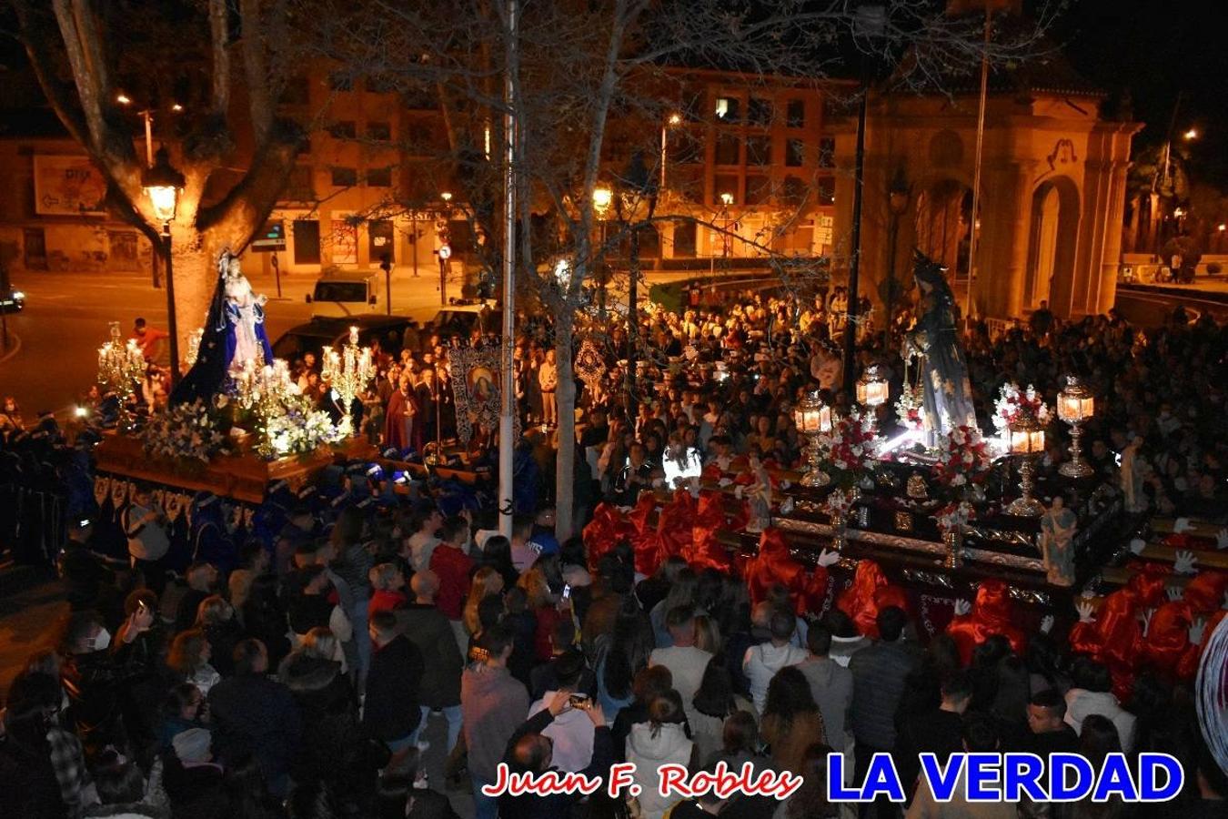 En la noche del Viernes de Dolores, la imagen de Nuestra Señora de los Dolores (azules) salió desde la antigua iglesia de La Compañía para recorrer las calles de «La Carrera», a su paso por la parroquia de El Salvador, el Cristo de los Voluntarios espera en la puerta principal del templo el paso de la procesión; en la ermita de Santa Elena, tuvo lugar el encuentro con Nuestro Padre Jesús (morados), y al llegar a la iglesia de La Concepción, con el Cristo del Prendimiento (colorados). 