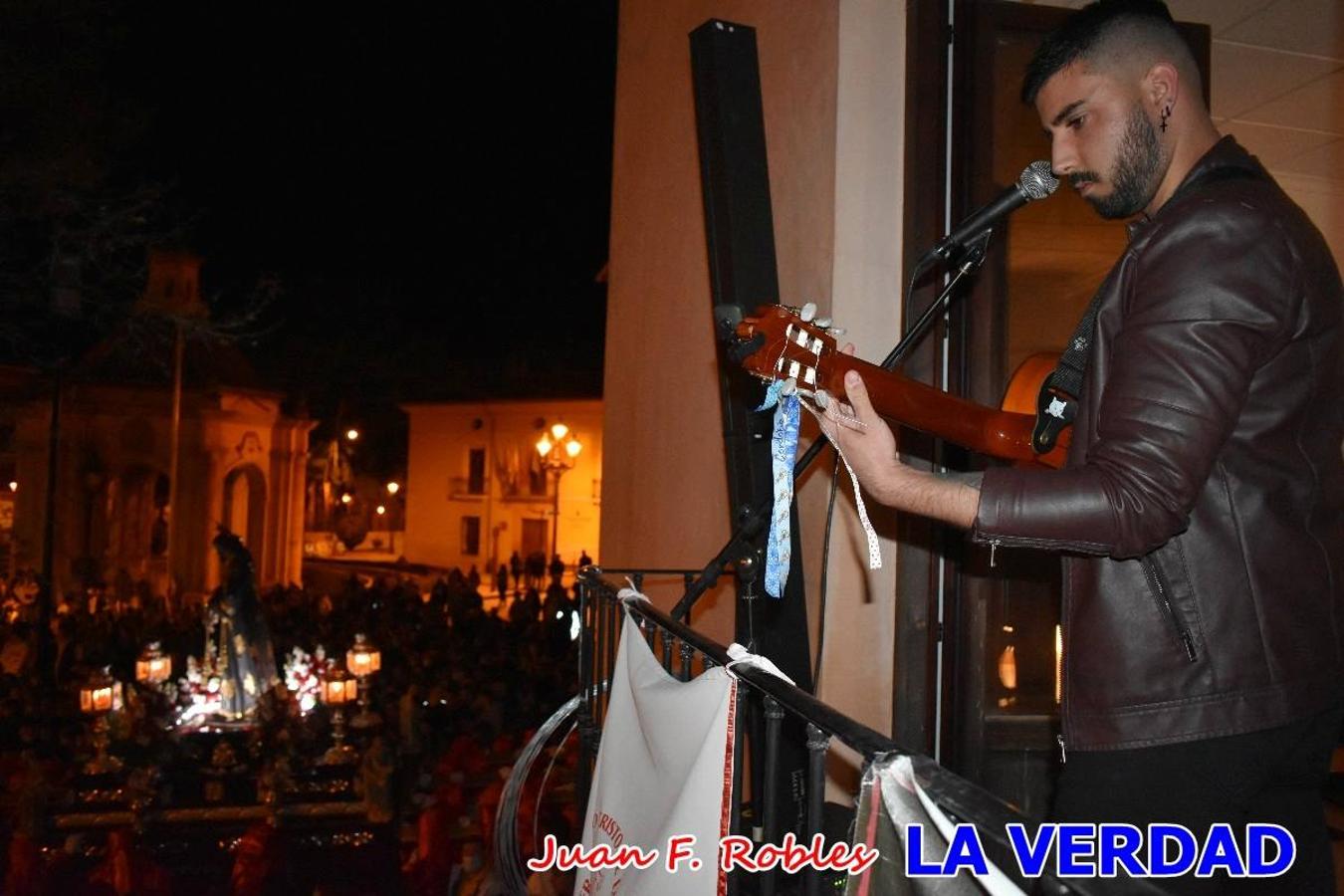 En la noche del Viernes de Dolores, la imagen de Nuestra Señora de los Dolores (azules) salió desde la antigua iglesia de La Compañía para recorrer las calles de «La Carrera», a su paso por la parroquia de El Salvador, el Cristo de los Voluntarios espera en la puerta principal del templo el paso de la procesión; en la ermita de Santa Elena, tuvo lugar el encuentro con Nuestro Padre Jesús (morados), y al llegar a la iglesia de La Concepción, con el Cristo del Prendimiento (colorados). 