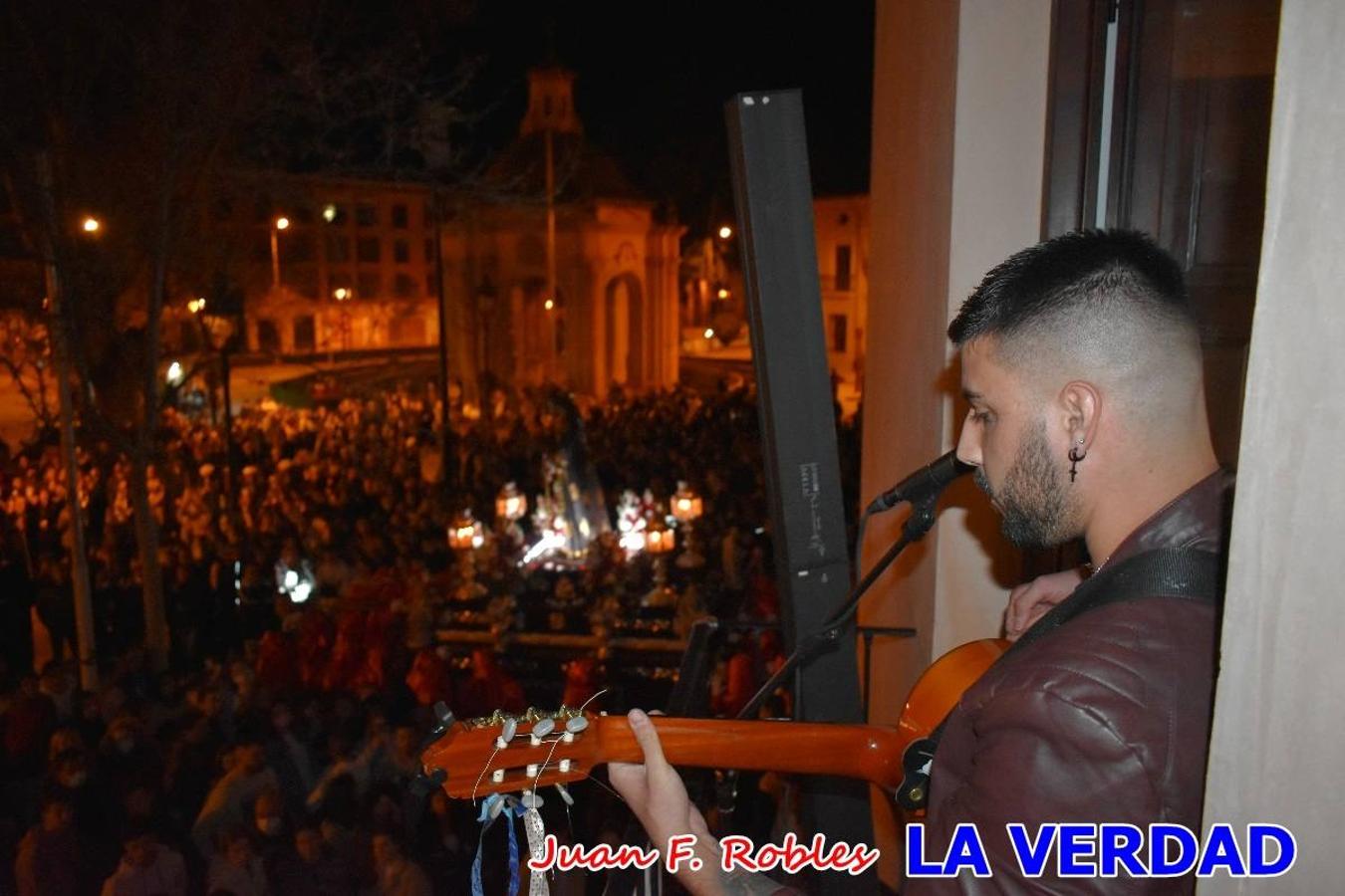 En la noche del Viernes de Dolores, la imagen de Nuestra Señora de los Dolores (azules) salió desde la antigua iglesia de La Compañía para recorrer las calles de «La Carrera», a su paso por la parroquia de El Salvador, el Cristo de los Voluntarios espera en la puerta principal del templo el paso de la procesión; en la ermita de Santa Elena, tuvo lugar el encuentro con Nuestro Padre Jesús (morados), y al llegar a la iglesia de La Concepción, con el Cristo del Prendimiento (colorados). 