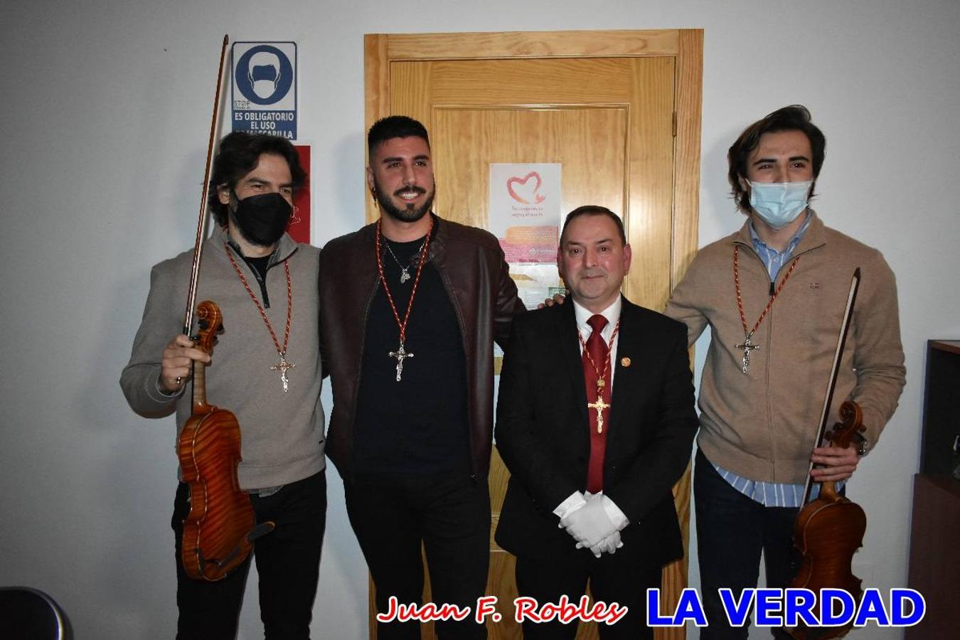 En la noche del Viernes de Dolores, la imagen de Nuestra Señora de los Dolores (azules) salió desde la antigua iglesia de La Compañía para recorrer las calles de «La Carrera», a su paso por la parroquia de El Salvador, el Cristo de los Voluntarios espera en la puerta principal del templo el paso de la procesión; en la ermita de Santa Elena, tuvo lugar el encuentro con Nuestro Padre Jesús (morados), y al llegar a la iglesia de La Concepción, con el Cristo del Prendimiento (colorados). 