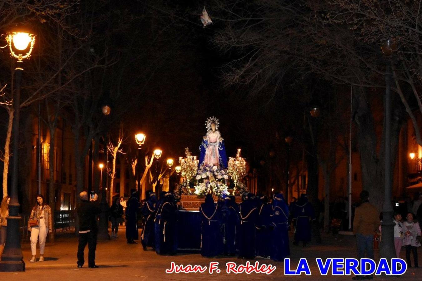 En la noche del Viernes de Dolores, la imagen de Nuestra Señora de los Dolores (azules) salió desde la antigua iglesia de La Compañía para recorrer las calles de «La Carrera», a su paso por la parroquia de El Salvador, el Cristo de los Voluntarios espera en la puerta principal del templo el paso de la procesión; en la ermita de Santa Elena, tuvo lugar el encuentro con Nuestro Padre Jesús (morados), y al llegar a la iglesia de La Concepción, con el Cristo del Prendimiento (colorados). 