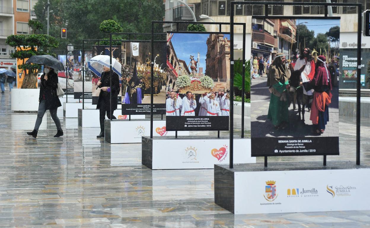 Dos personas se protegen de la lluvia mientras pasean por el centro de Murcia, en una fotografía de archivo.