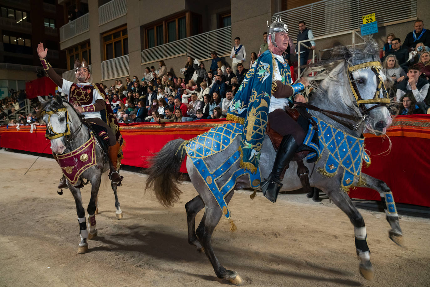 Fotos: El pueblo hebreo llena de júbilo la carrera en la noche del Domingo de Ramos en Lorca