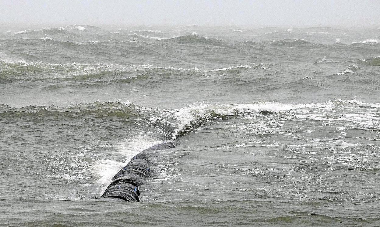 El emisario de Cala Reona, en la superficie, una vez fracturado la semana pasada. 