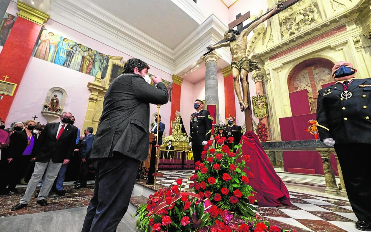 El presidente López Miras, ayer, en la bajada del Cristo del Perdón, en Murcia. 