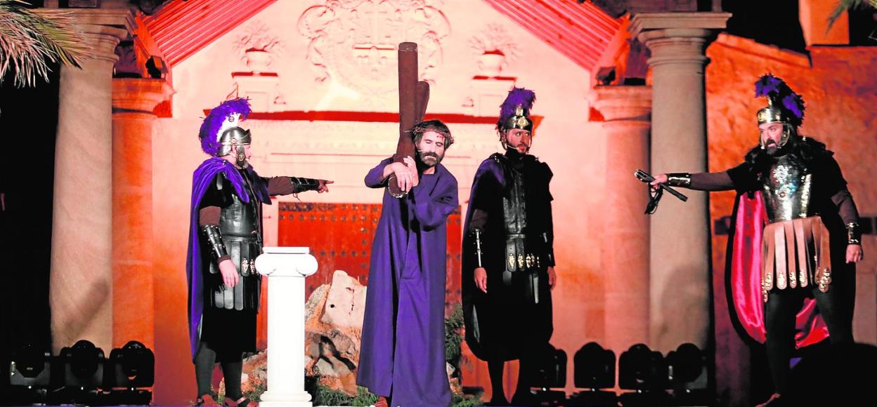 Jesús con la cruz al hombro ante los centuriones romanos en el Calvario, anoche. 