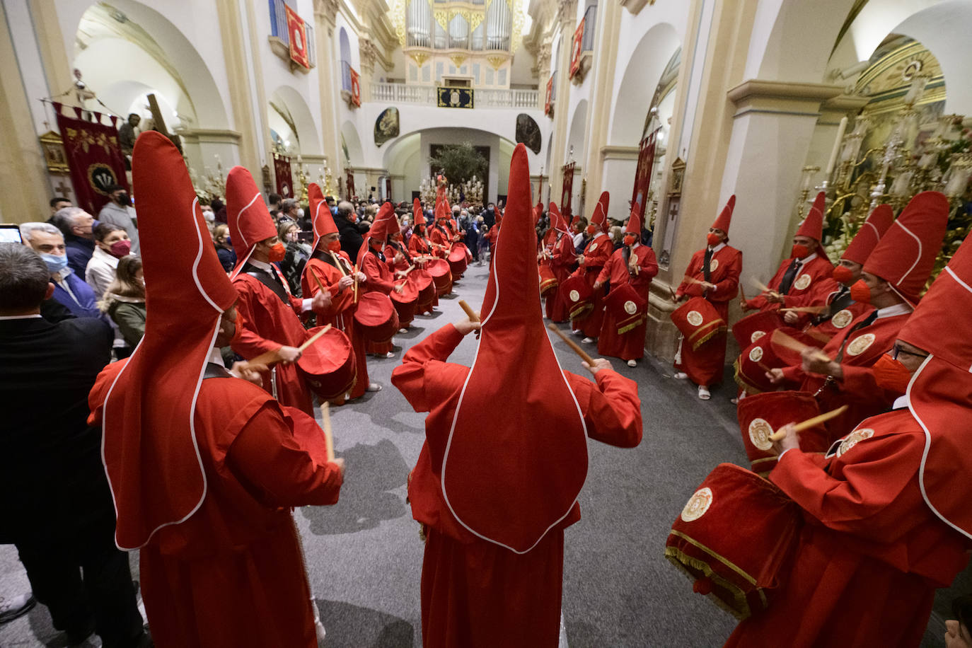 Fotos: La lluvia obliga a los &#039;coloraos&#039; a suspender la procesión del Miércoles Santo en Murcia