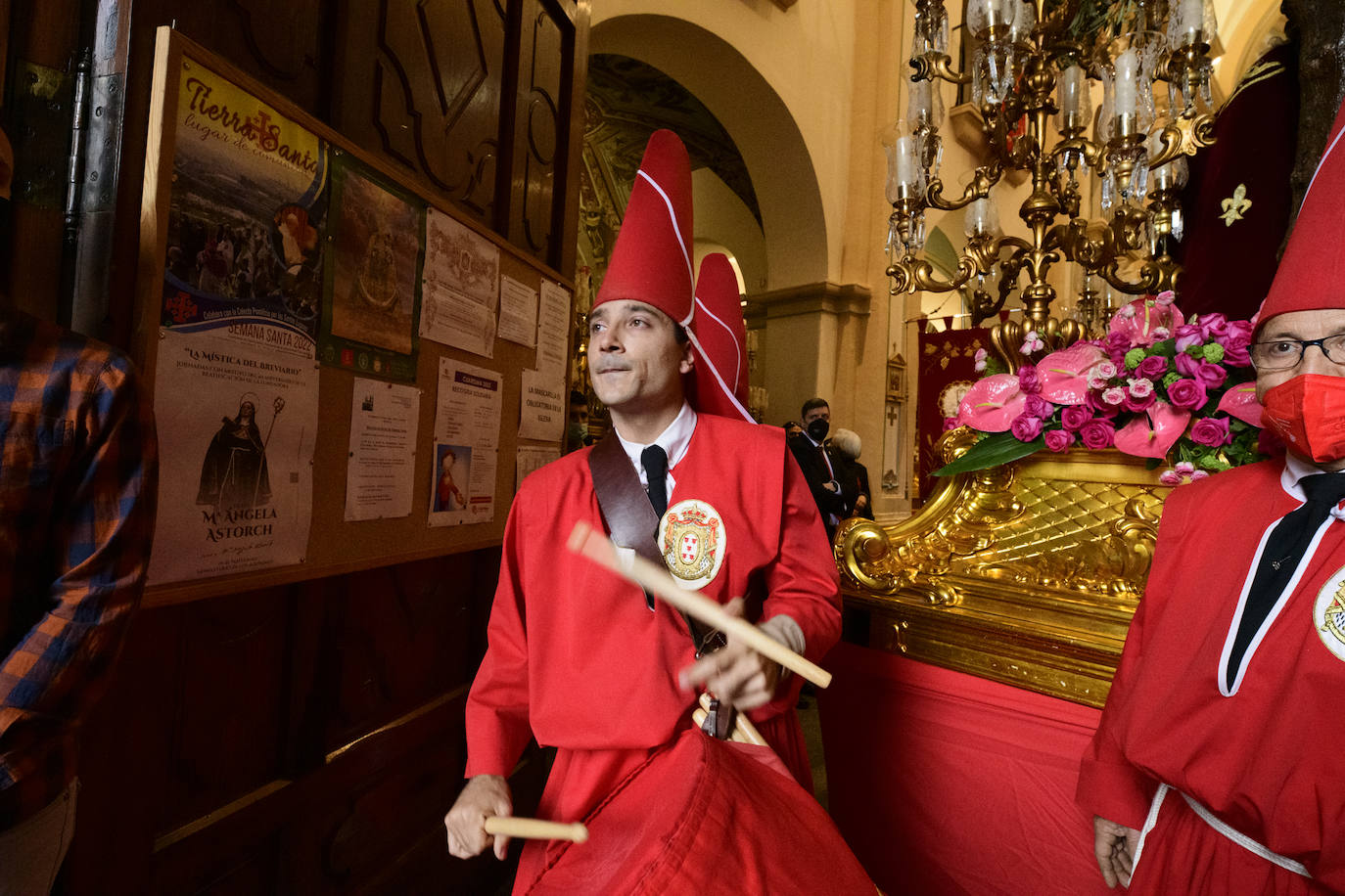 Fotos: La lluvia obliga a los &#039;coloraos&#039; a suspender la procesión del Miércoles Santo en Murcia