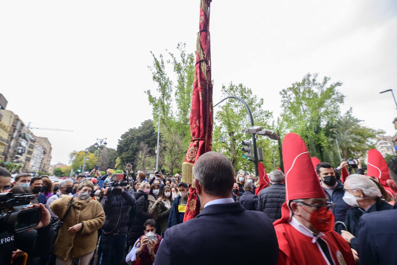 Fotos: La lluvia obliga a los &#039;coloraos&#039; a suspender la procesión del Miércoles Santo en Murcia