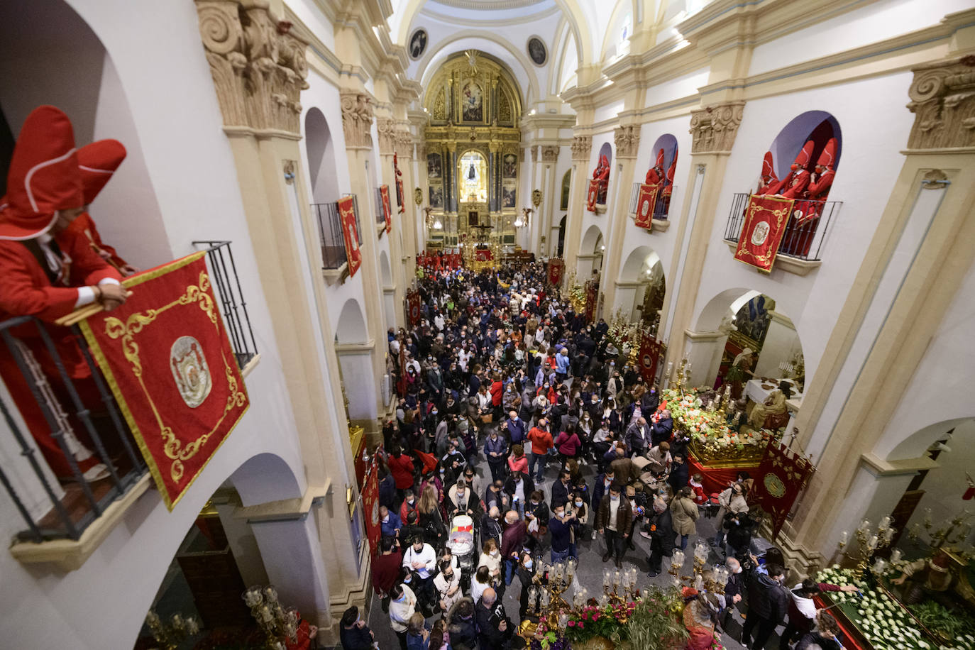 Fotos: La lluvia obliga a los &#039;coloraos&#039; a suspender la procesión del Miércoles Santo en Murcia