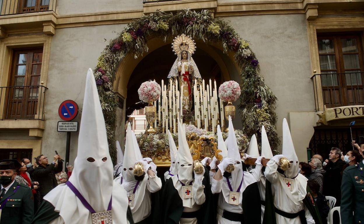 El trono de María Santísima de la Esperanza cruza el Arco de San Juan, engalanado con una decoración floral. 