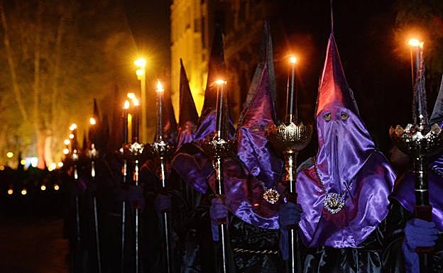 Nazarenos en silencio en una imagen de archivo. 