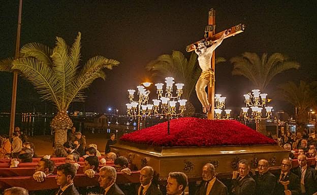 El Cristo del Mar Menor procesiona por las playas de Lo Pagán. 