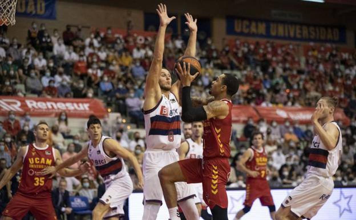 Davis intenta superar la defensa de Sedekerskis en el UCAM-Baskonia de la primera vuelta. 