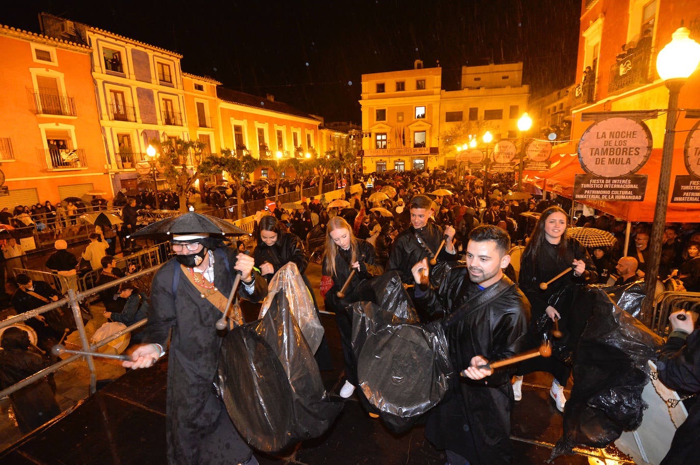 Fotos: La tamborada puede con la lluvia en Mula