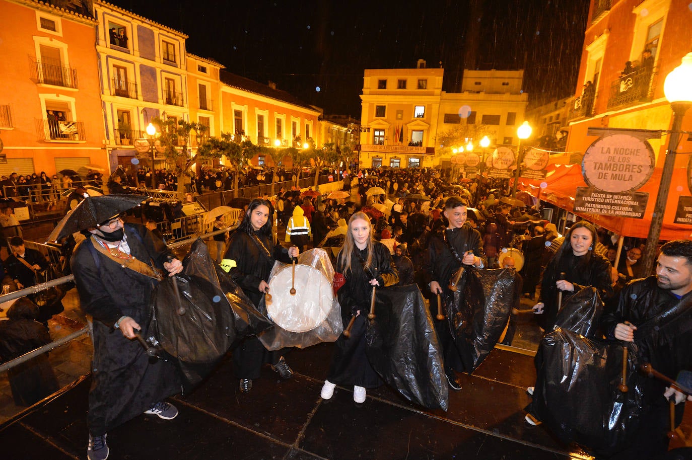 Fotos: La tamborada puede con la lluvia en Mula