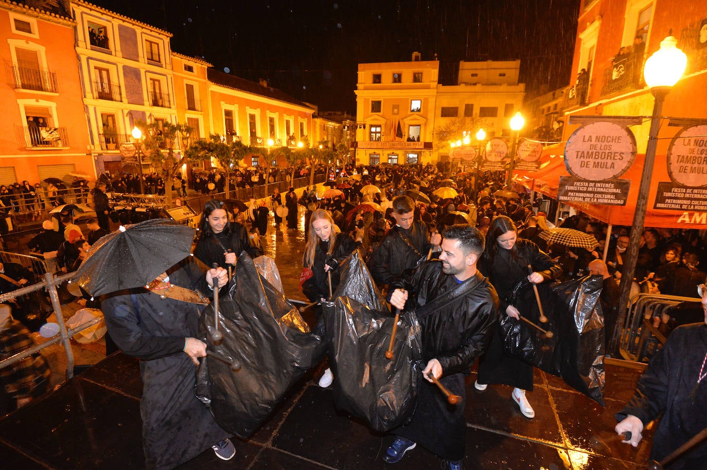 Fotos: La tamborada puede con la lluvia en Mula