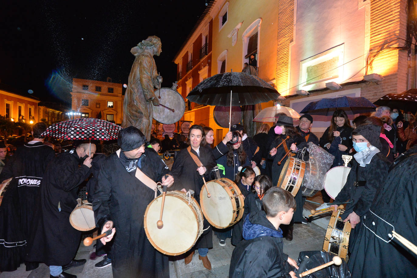 Fotos: La tamborada puede con la lluvia en Mula