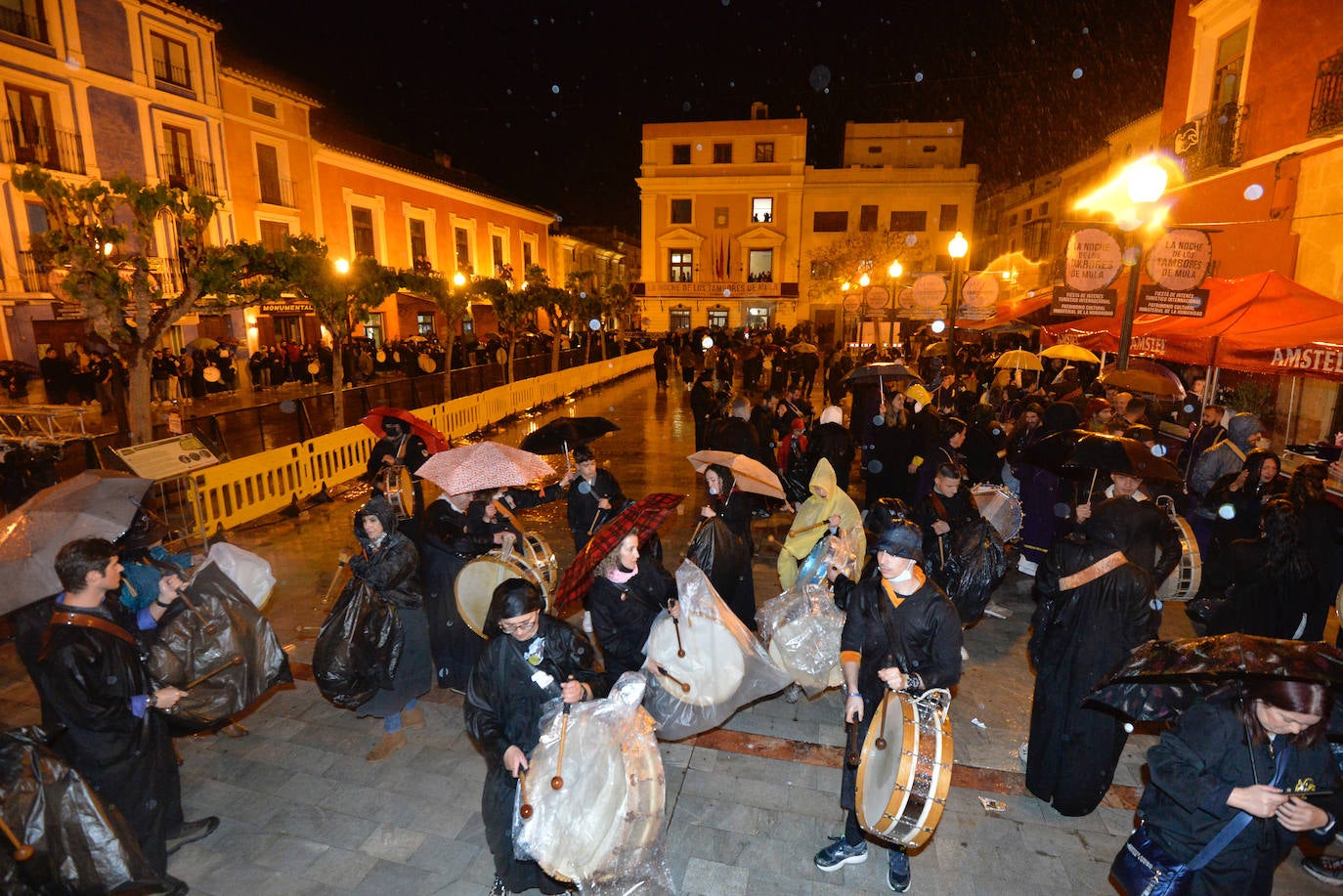 Fotos: La tamborada puede con la lluvia en Mula