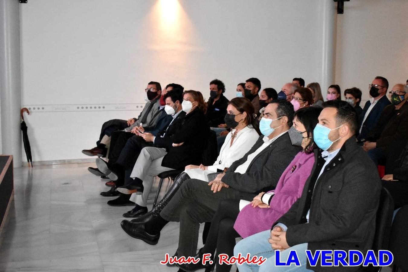 La Casa de Cultura «Emilio Sáez» de Caravaca de la Cruz acogió anoche la presentación de la Revista de Fiestas 2022, que ha sido diseñada por Láser-Fotógrafos. 