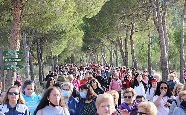 El Cristo Amarrado a la Columna baja a Jumilla desde el convento de Santa Ana para participar en las procesiones. 