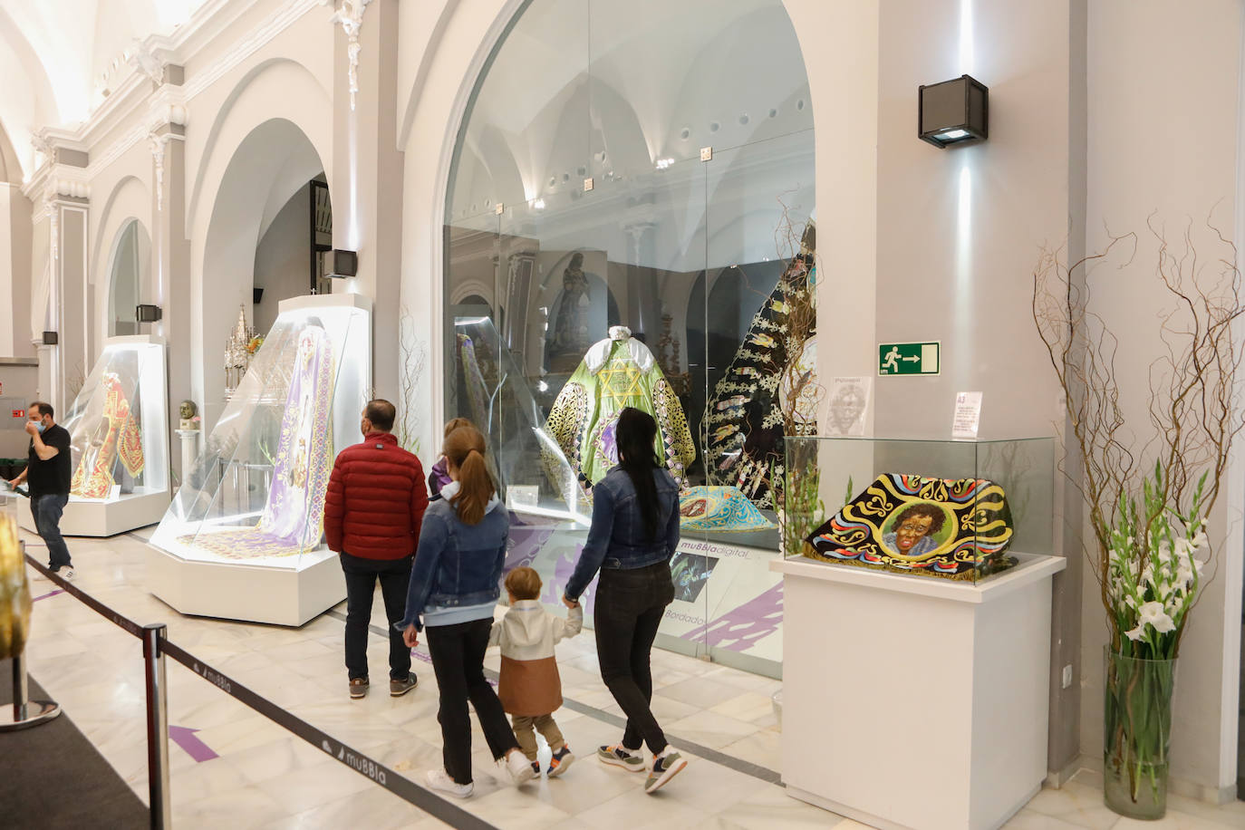 Fotos: Cofrades blancos y azules exponen sus bordados en Lorca