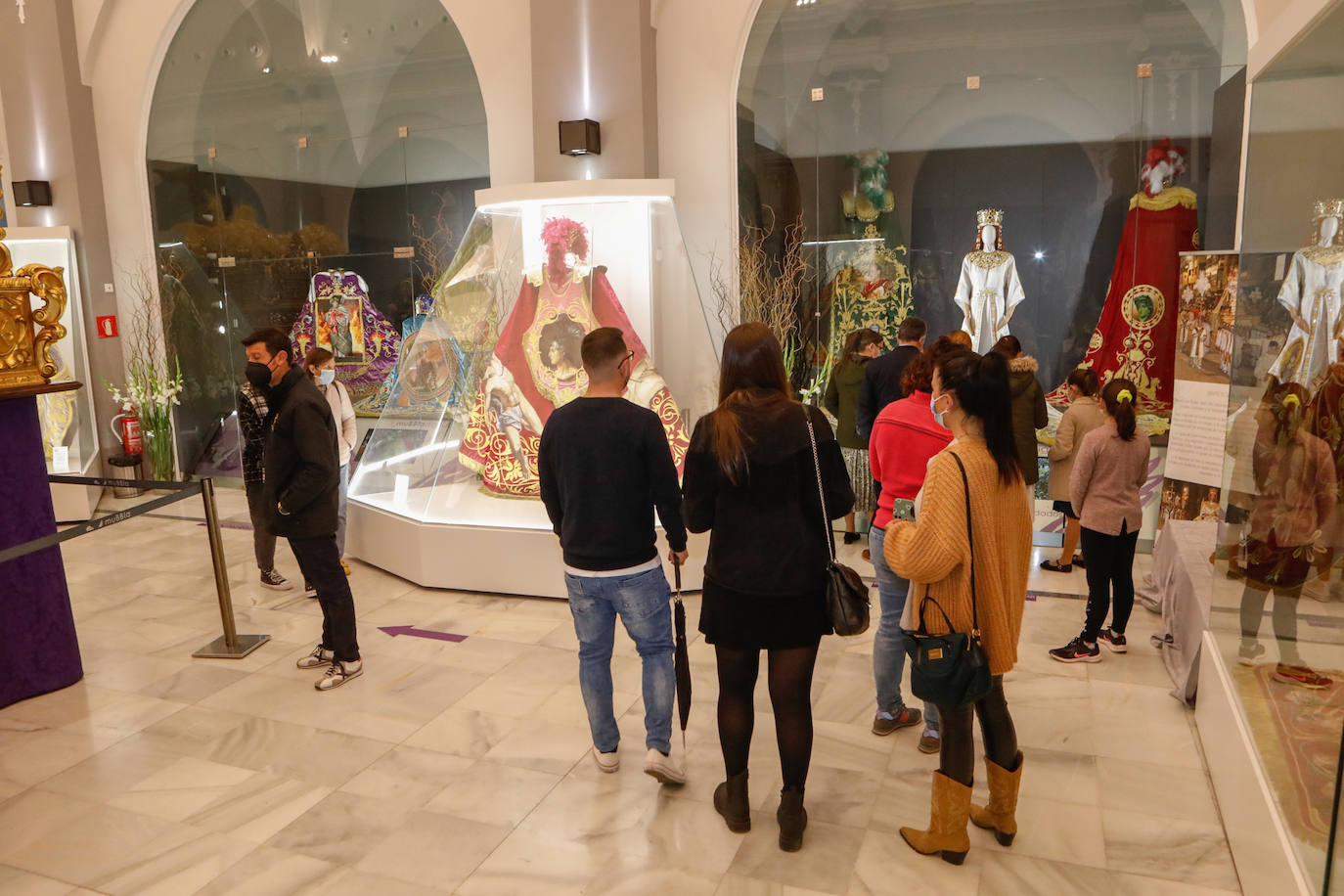 Fotos: Cofrades blancos y azules exponen sus bordados en Lorca