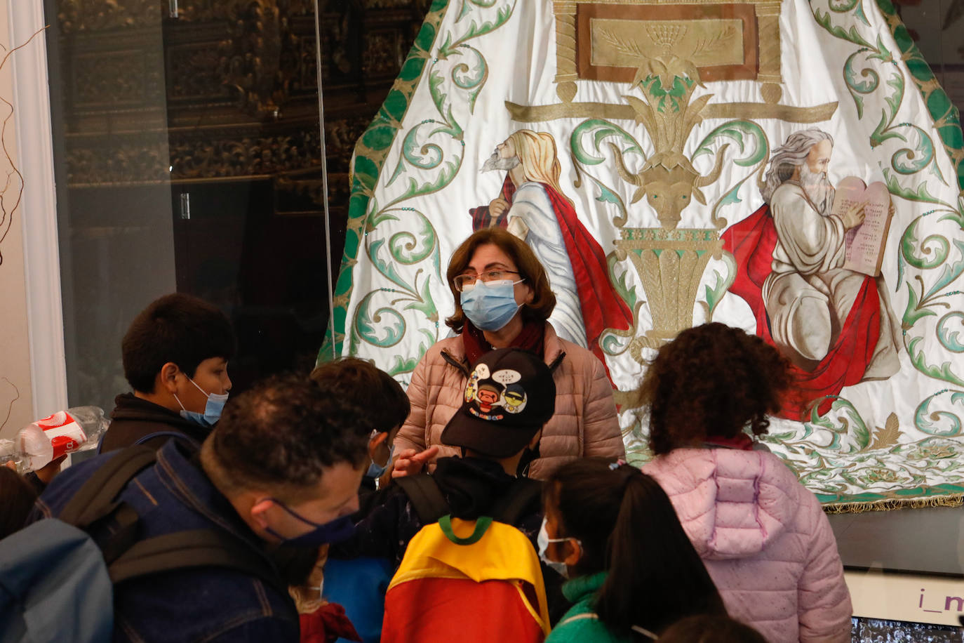 Fotos: Cofrades blancos y azules exponen sus bordados en Lorca