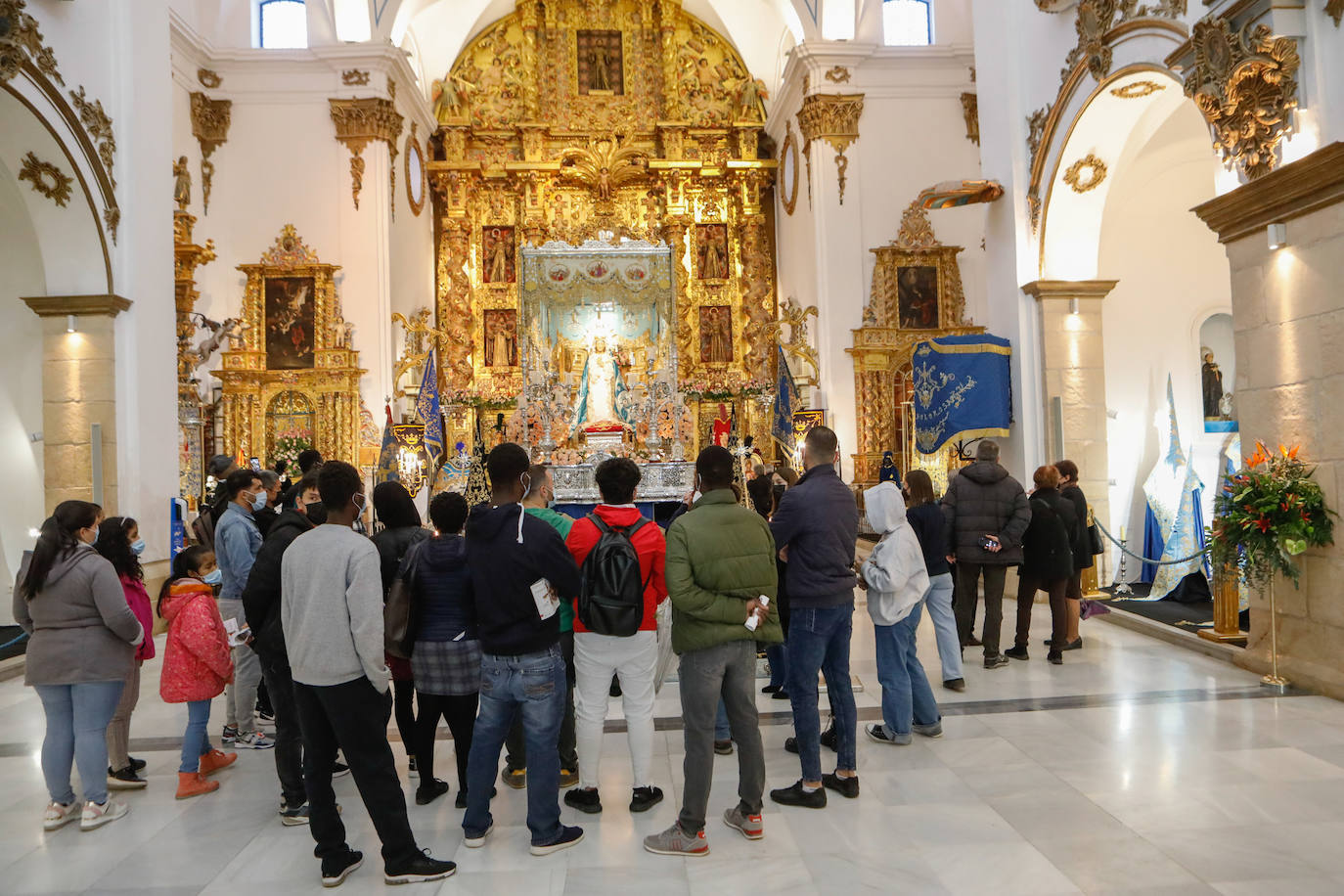 Fotos: Cofrades blancos y azules exponen sus bordados en Lorca