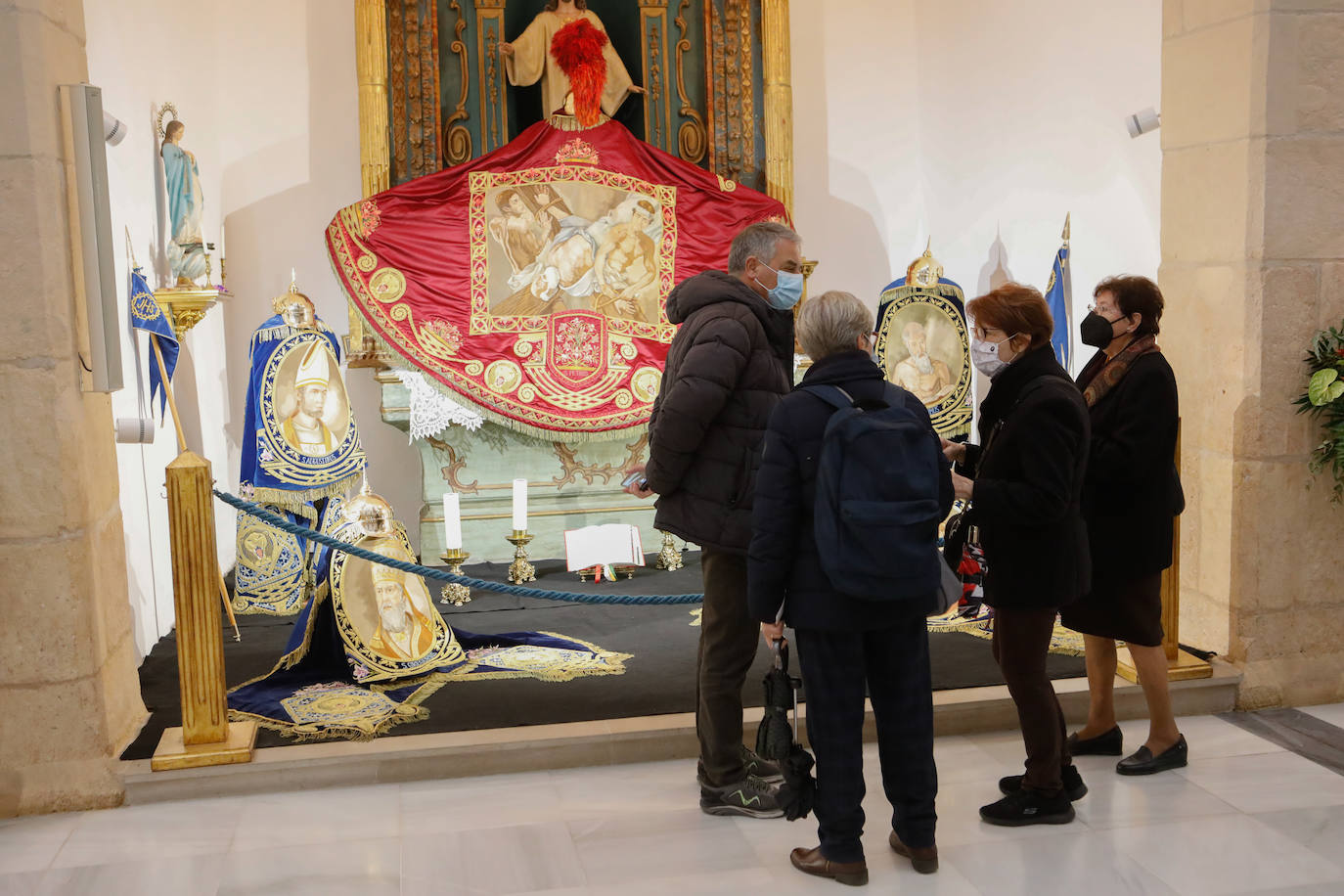 Fotos: Cofrades blancos y azules exponen sus bordados en Lorca