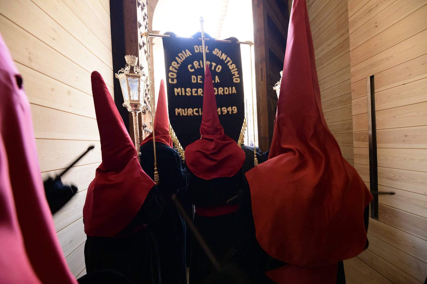 Fotos: Las cofradías de Servitas, el Santo Sepulcro y la Misericordia cierra el Viernes Santo