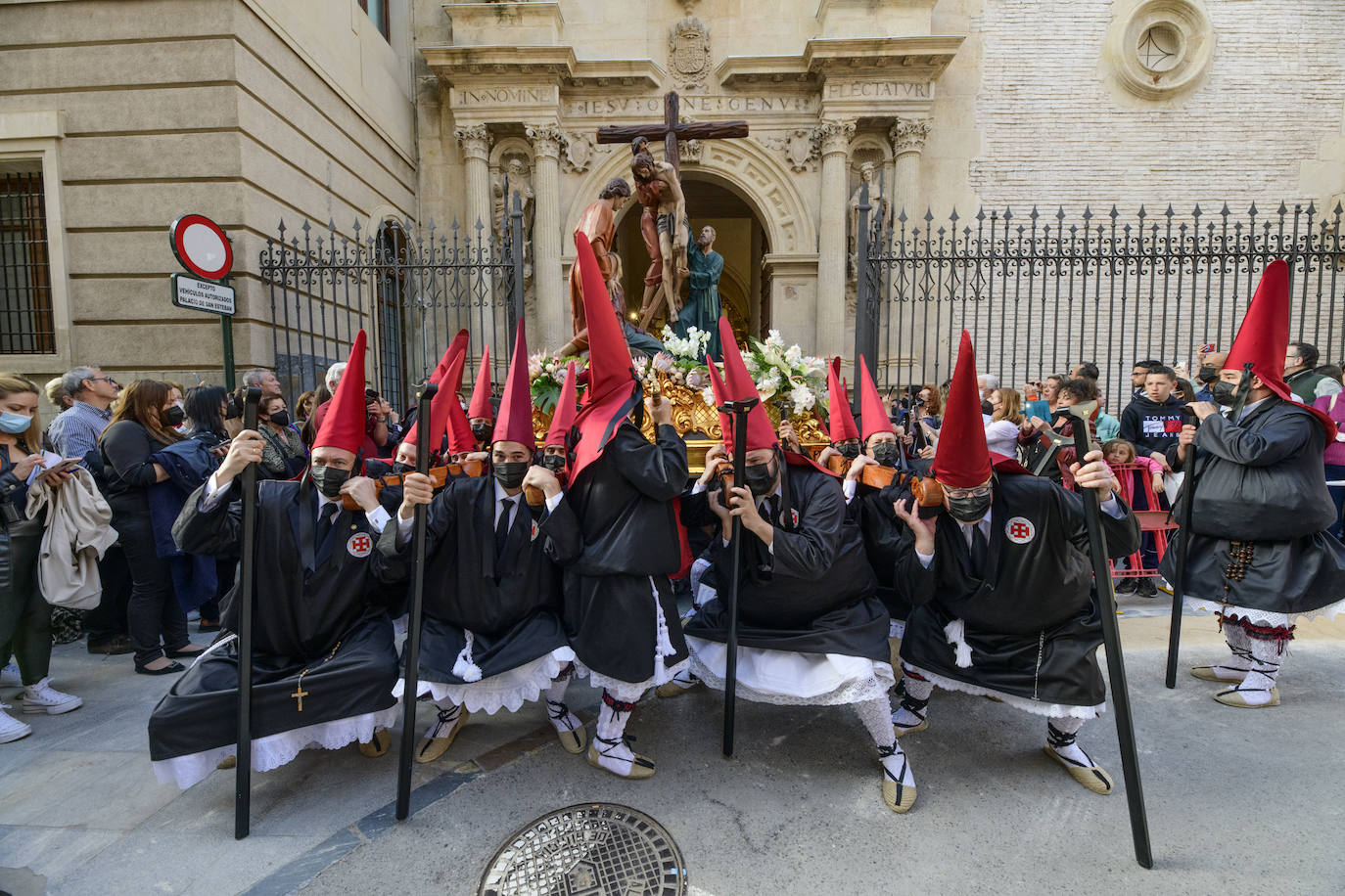 Fotos: Las cofradías de Servitas, el Santo Sepulcro y la Misericordia cierra el Viernes Santo