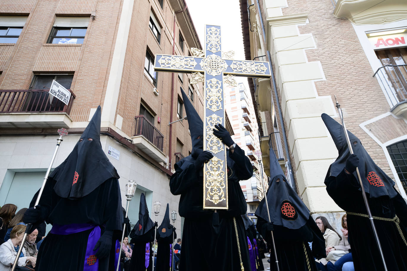 Fotos: Las cofradías de Servitas, el Santo Sepulcro y la Misericordia cierra el Viernes Santo