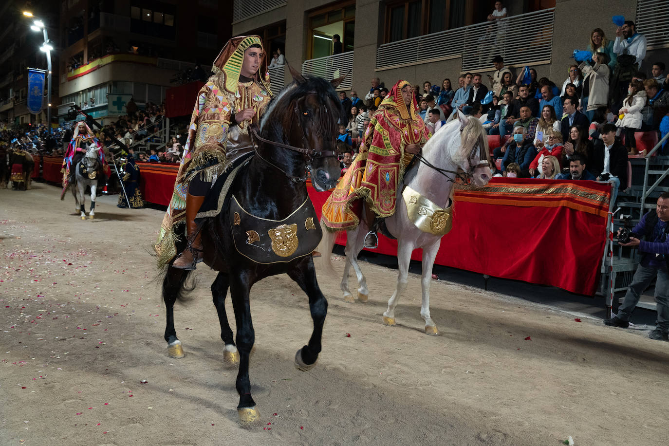 Fotos: Desfile bíblico-pasional del Viernes Santo en Lorca