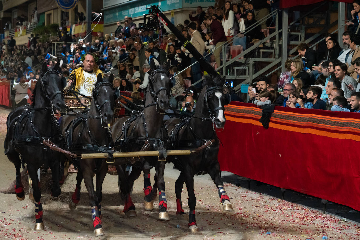 Fotos: Desfile bíblico-pasional del Viernes Santo en Lorca