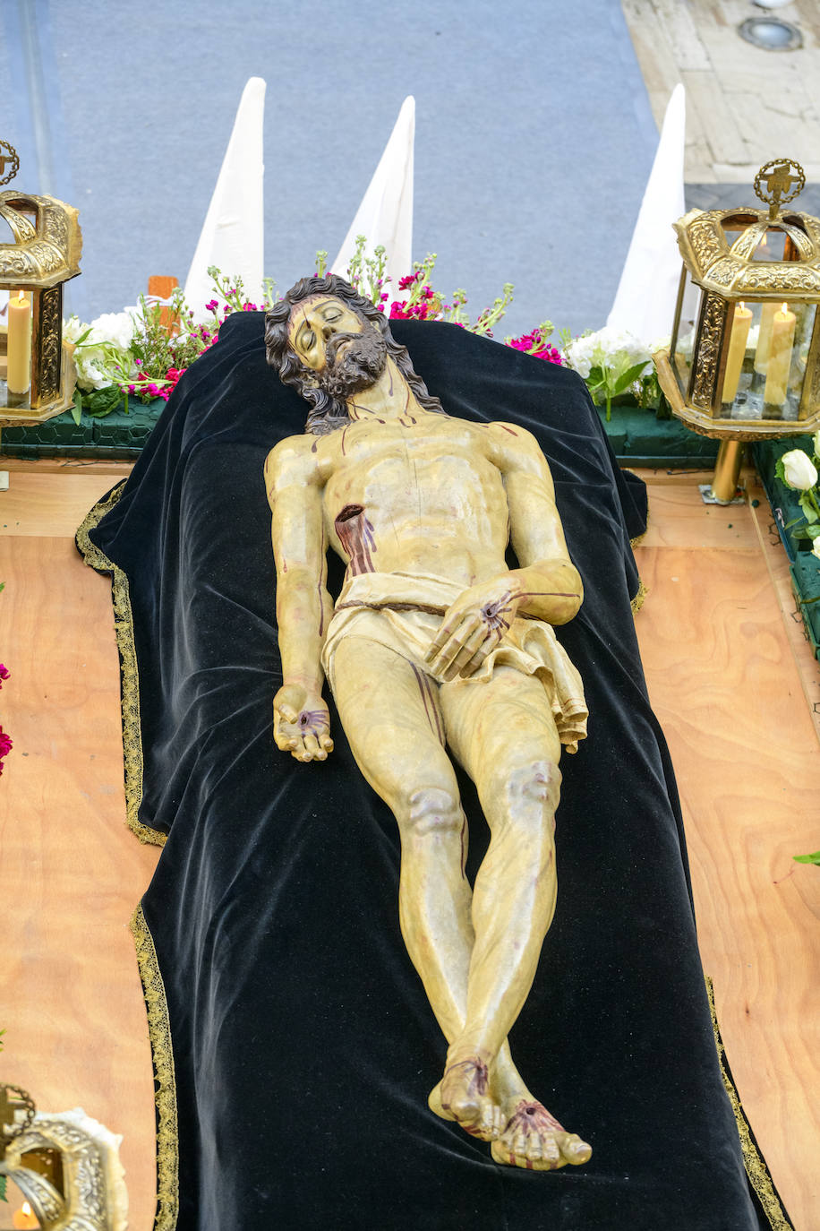 Fotos: La procesión del Yacente de Sábado Santo en Murcia, en imágenes