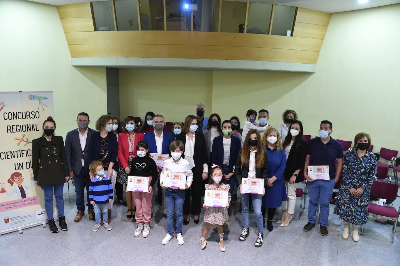 Isabel Franco junto a los ganadores del II Concurso 'Científica por un día'.