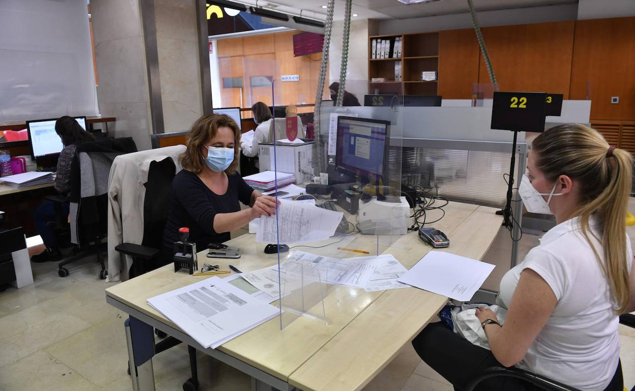 Funcionarios de la Comunidad con mascarillas, en una foto de este lunes.