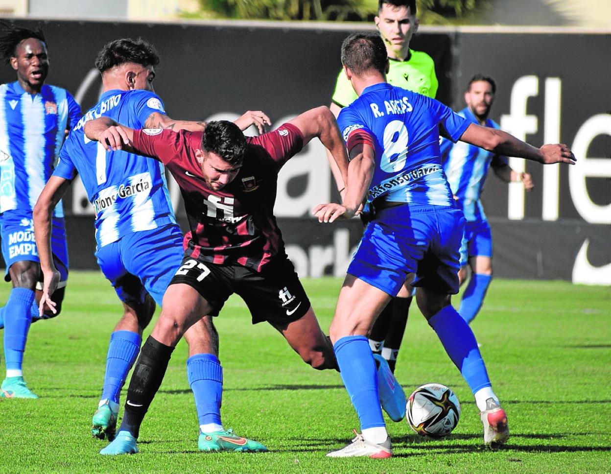 Óscar Castro y Ramón Arcas frenan al local Nacho, ayer en el Pepico Amat. 