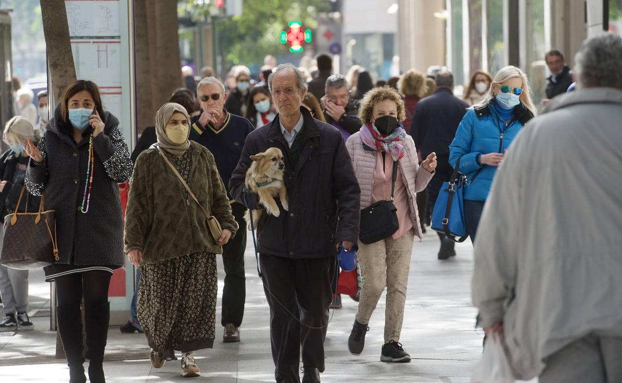 Gente con y sin mascarilla en las calles de Murcia en una imagen de archivo. 