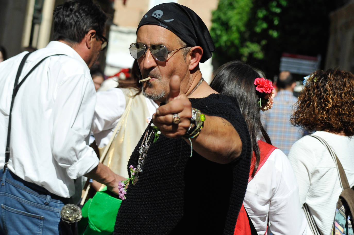 Decenas de personas, en la calle, este martes en el Bando de la Huerta. 