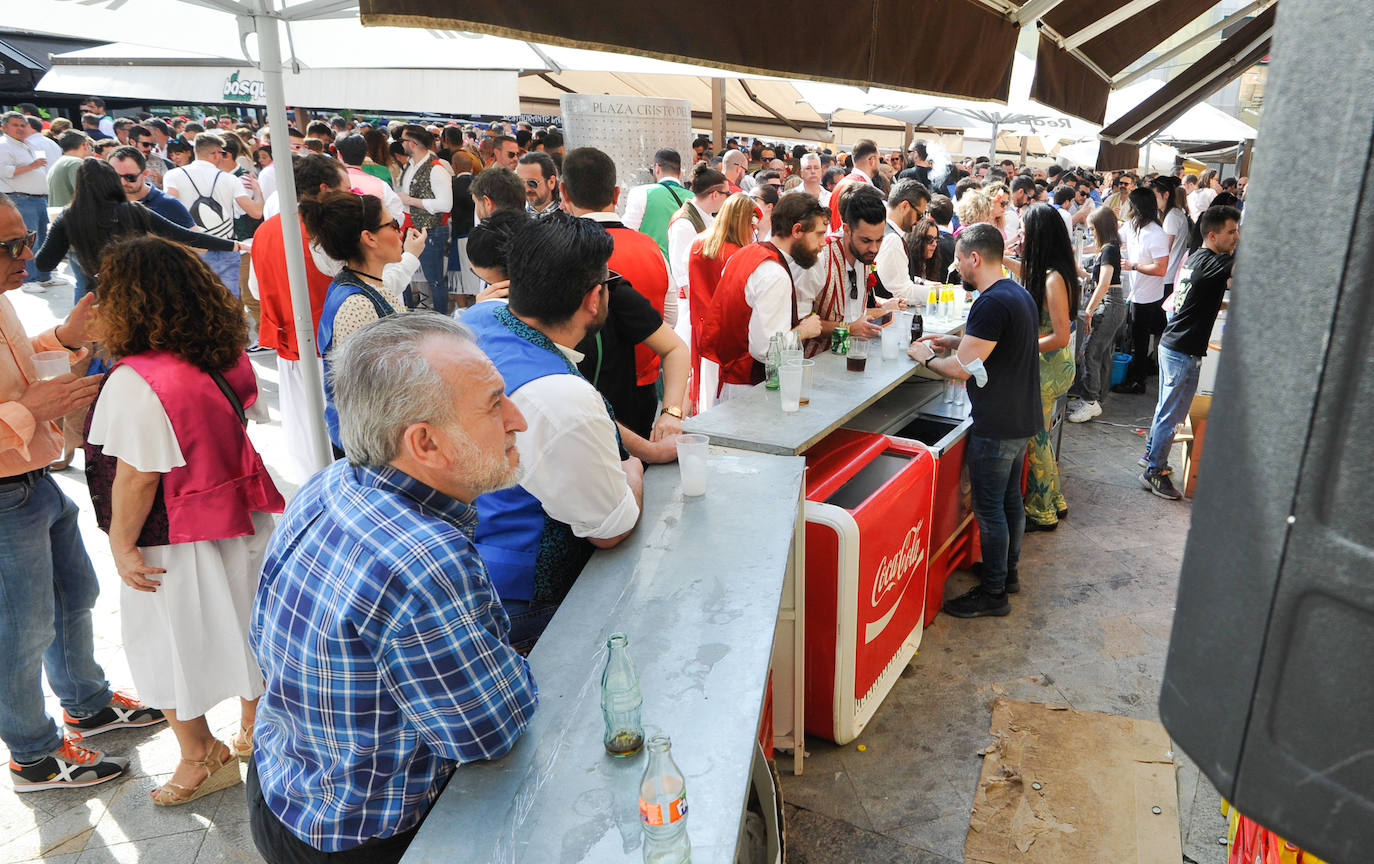 Decenas de personas, en la calle, este martes en el Bando de la Huerta. 