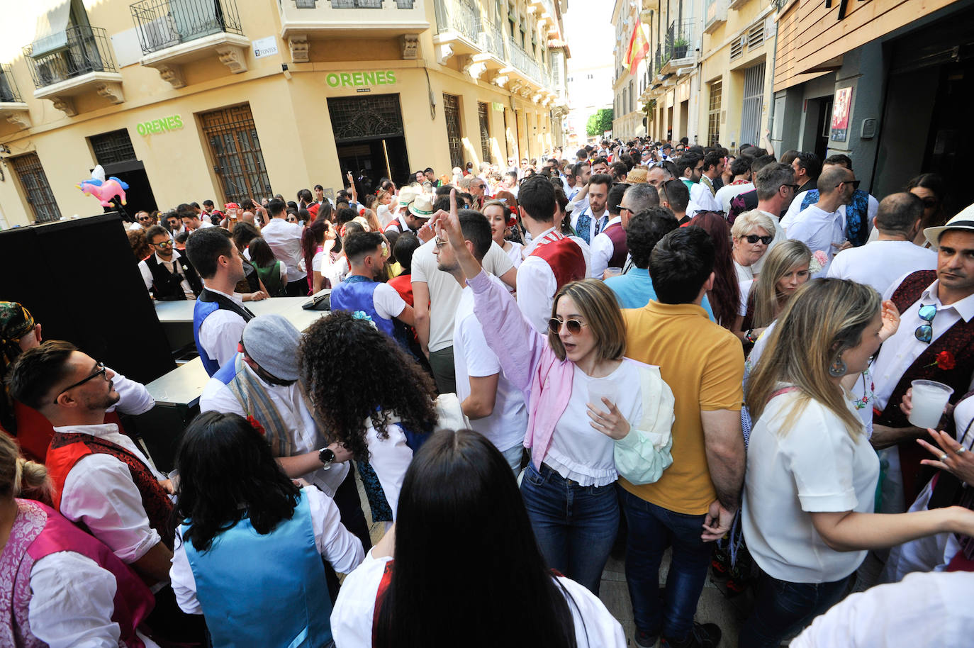 Decenas de personas, en la calle, este martes en el Bando de la Huerta. 